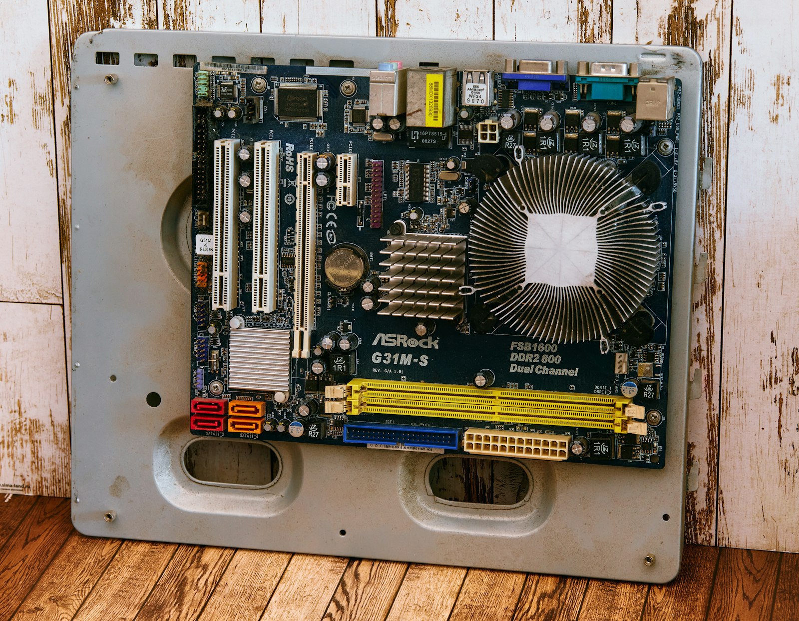 Placa-mãe de computador sobre superfície de madeira