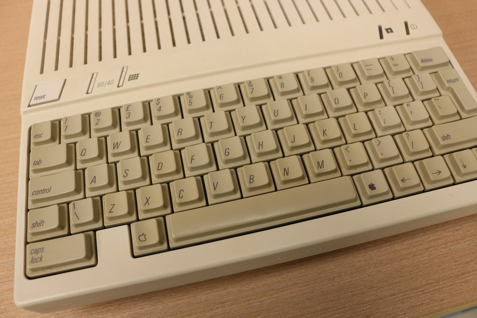 Teclado retrô de computador antigo