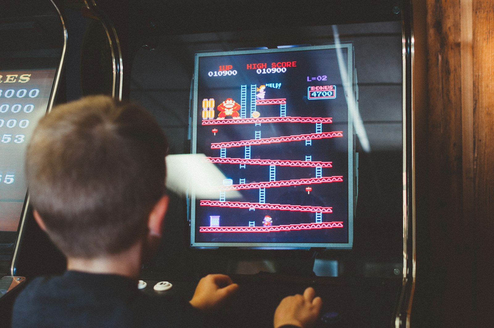 Fliperama com joystick e botões coloridos