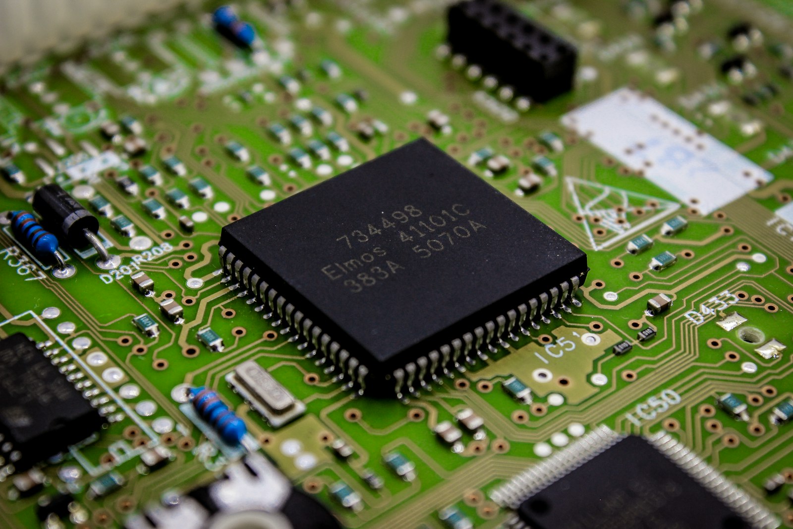 Chip sobre placa de circuito eletrônico
