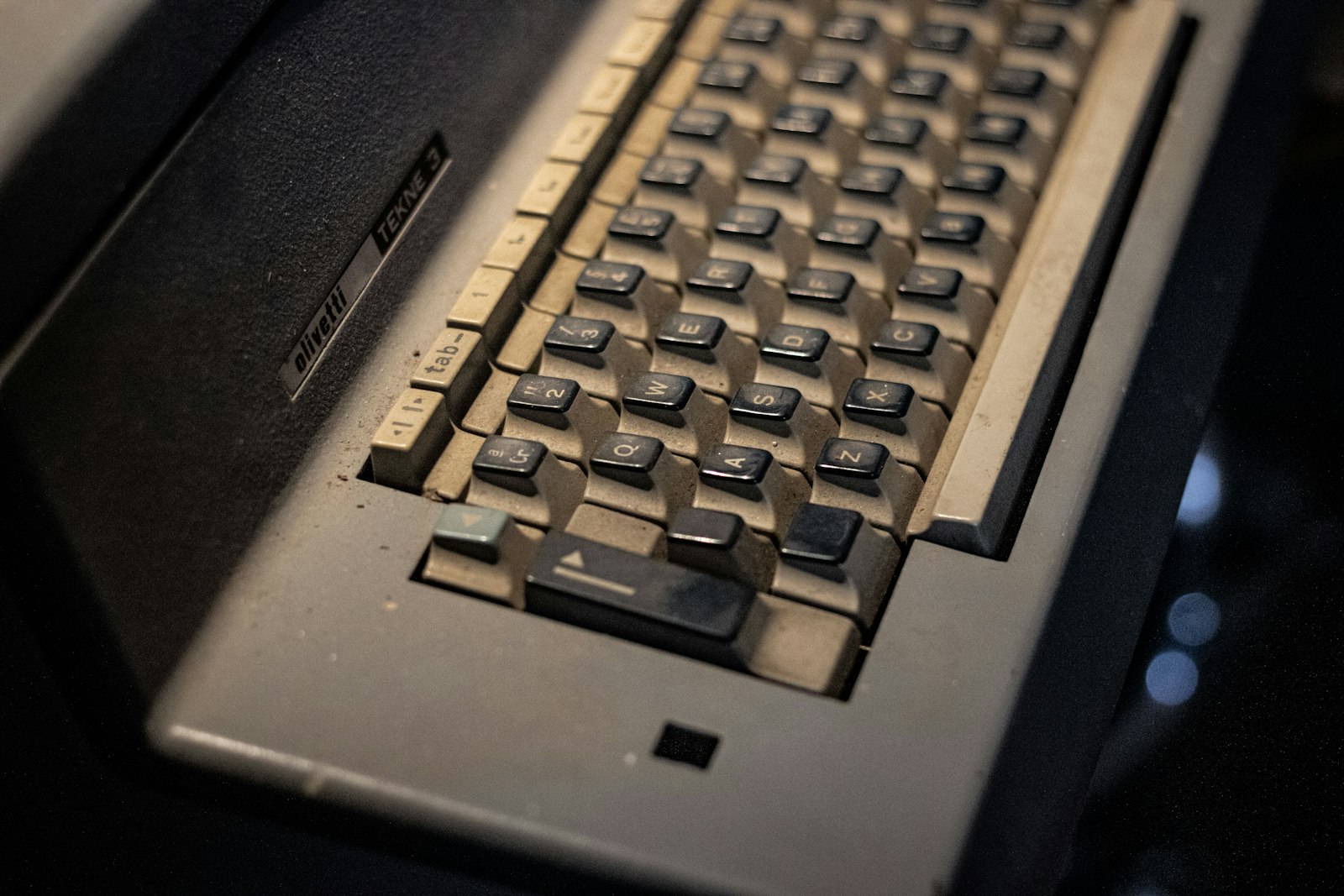 Teclado de computador retrô com teclas mecânicas