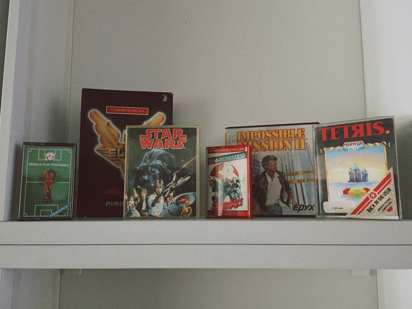 CDs de jogos de videogame retrô empilhados