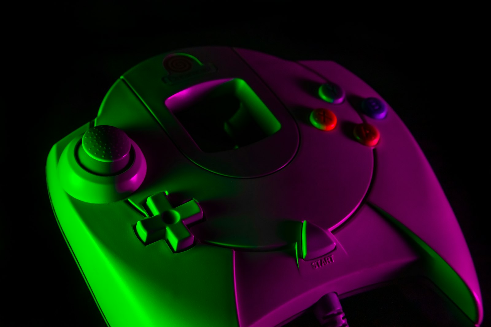 Controle roxo de videogame retrô