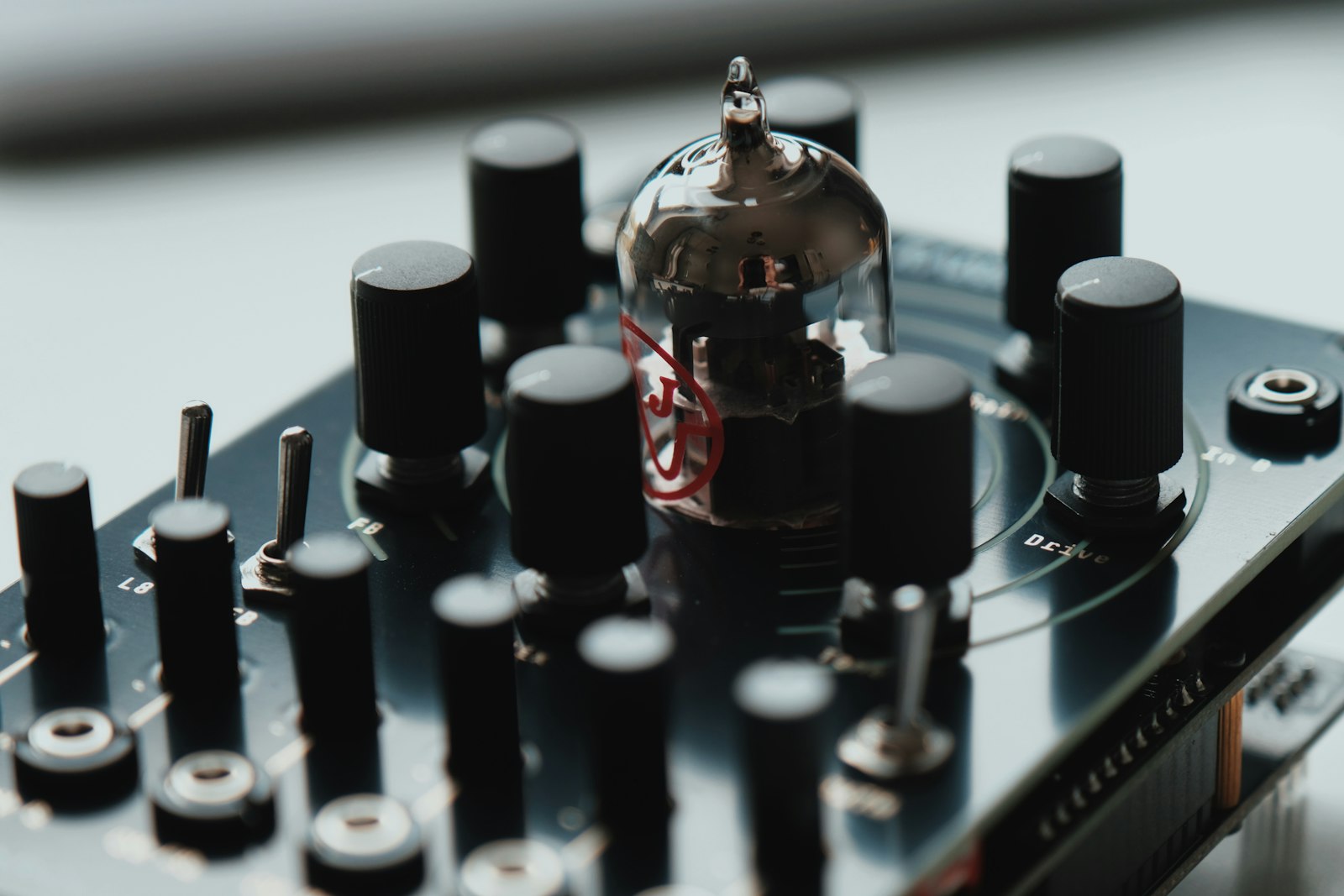 Close-up de válvulas eletrônicas em um circuito antigo, similar às usadas no ENIAC