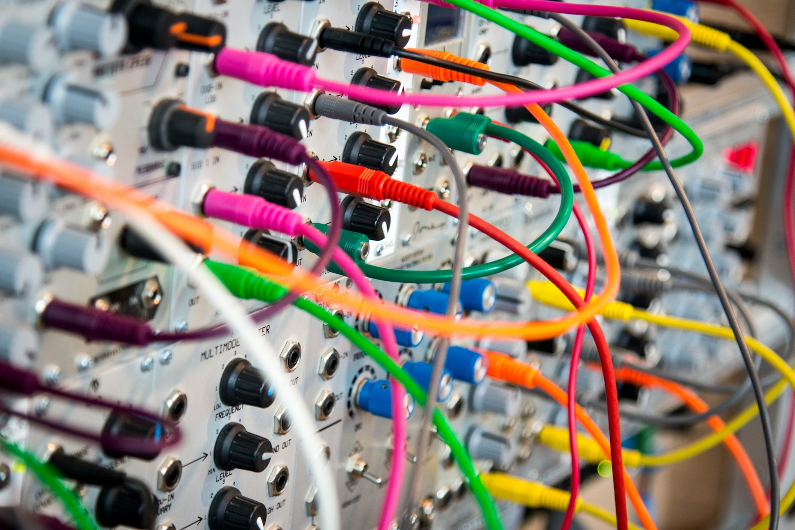 Cabos e conexões manuais lembrando os painéis de programação do ENIAC