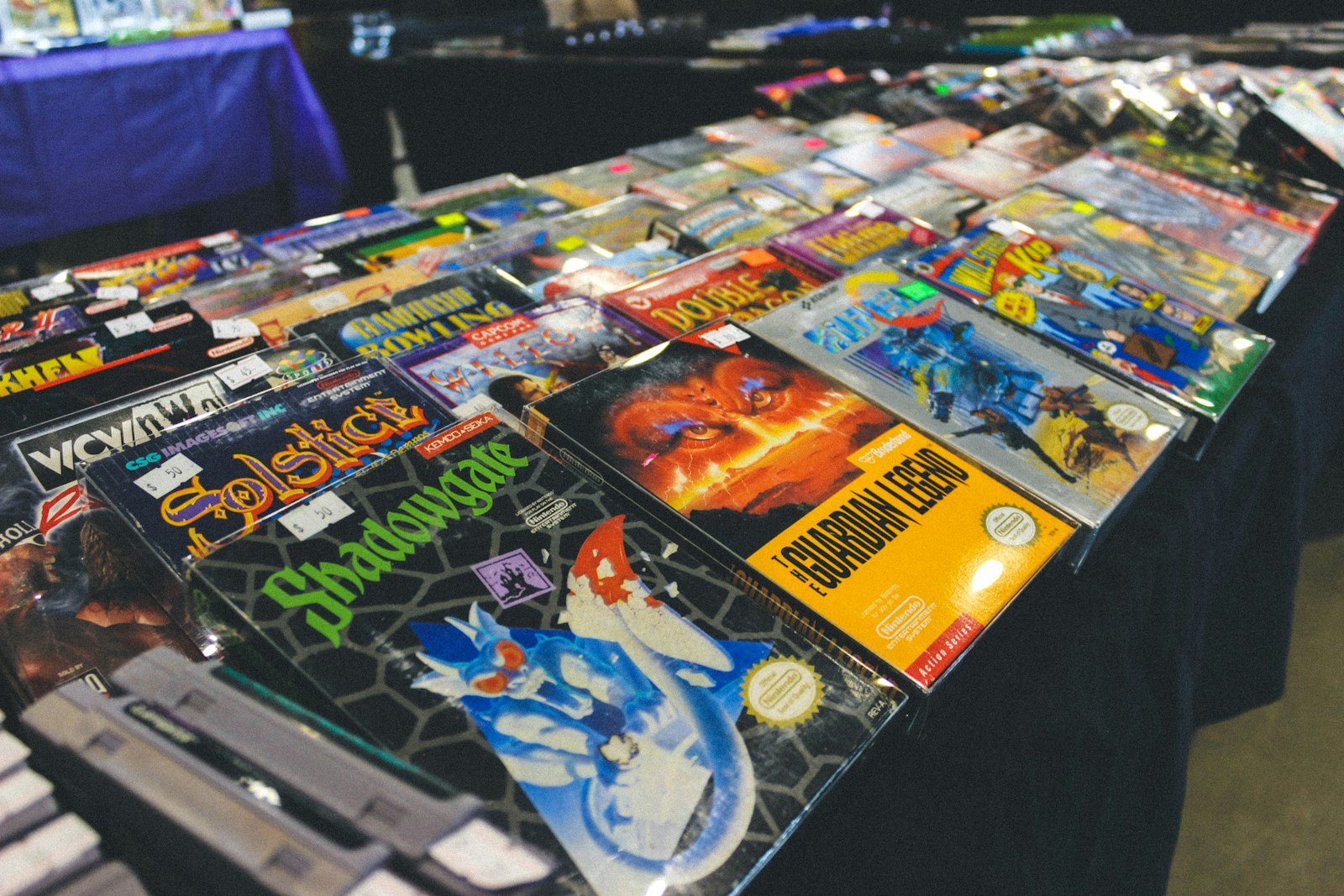 Diversos cartuchos de videogame vintage dispostos sobre uma mesa