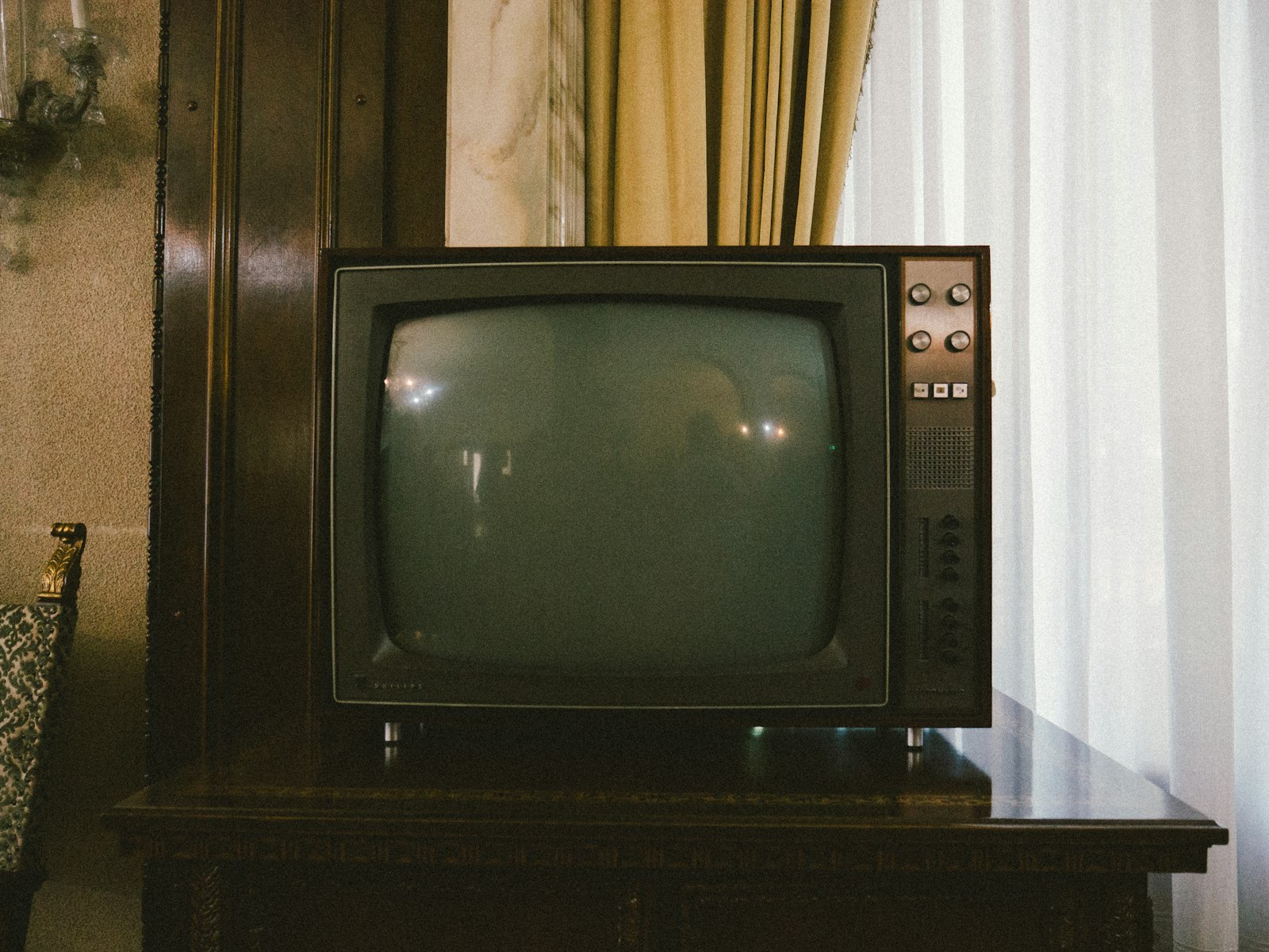 Televisão de tubo (CRT) antiga desligada sobre uma mesa