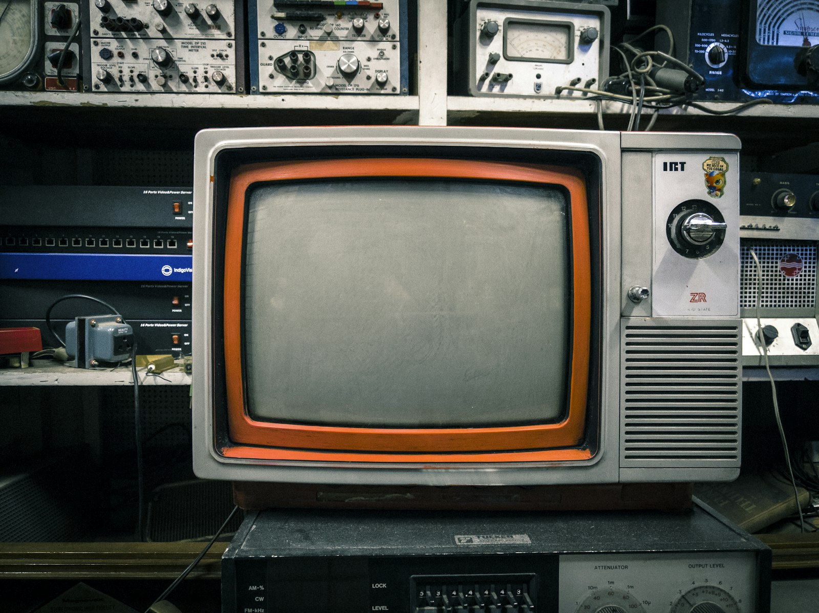 Monitor CRT antigo em ambiente de trabalho retrô