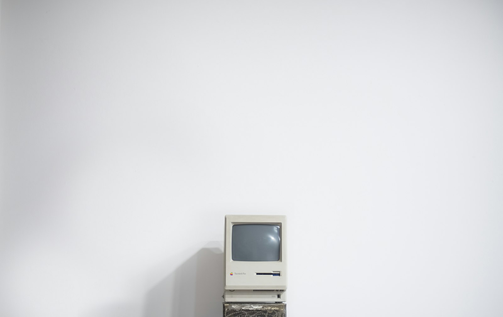 Tela de TV de tubo exibindo conteúdo de computador retrô