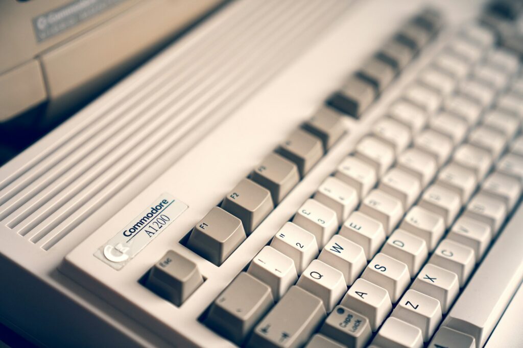Computador retrô Commodore Amiga sobre uma mesa, ilustrando a era dos micros domésticos dos anos 80