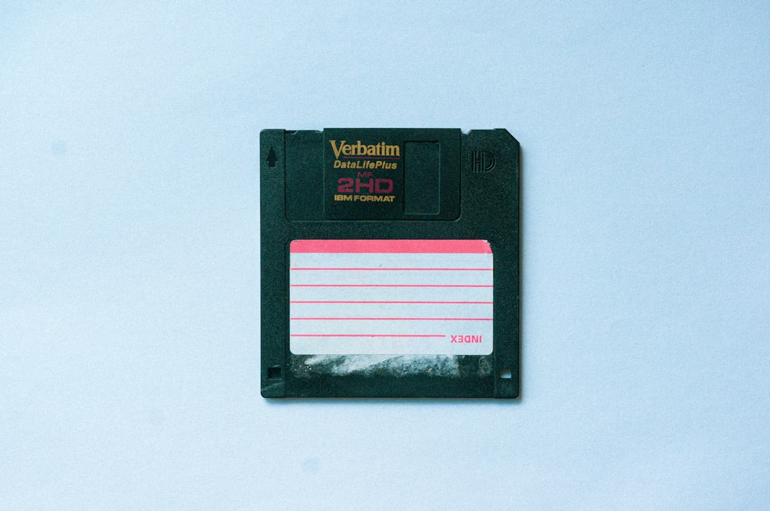 Unidade de disquete retrô conectada a computador