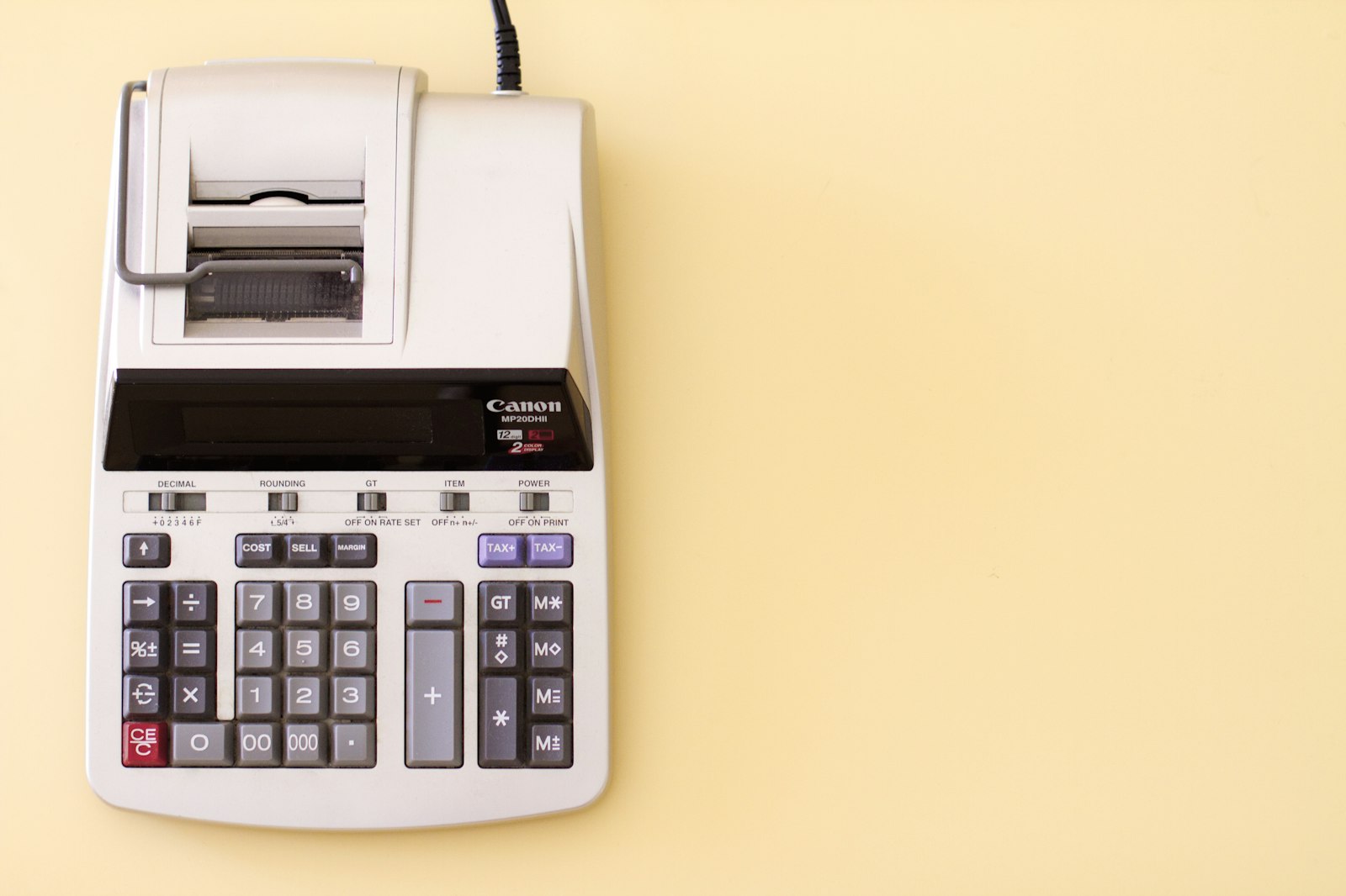 Calculadora de dez teclas sobre mesa