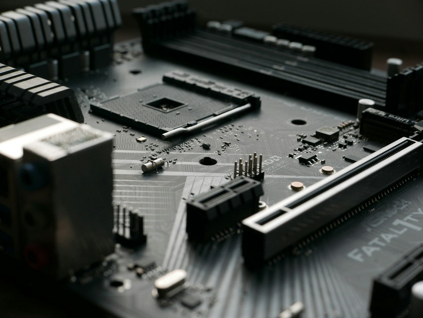 Placa-mãe de computador com vários componentes