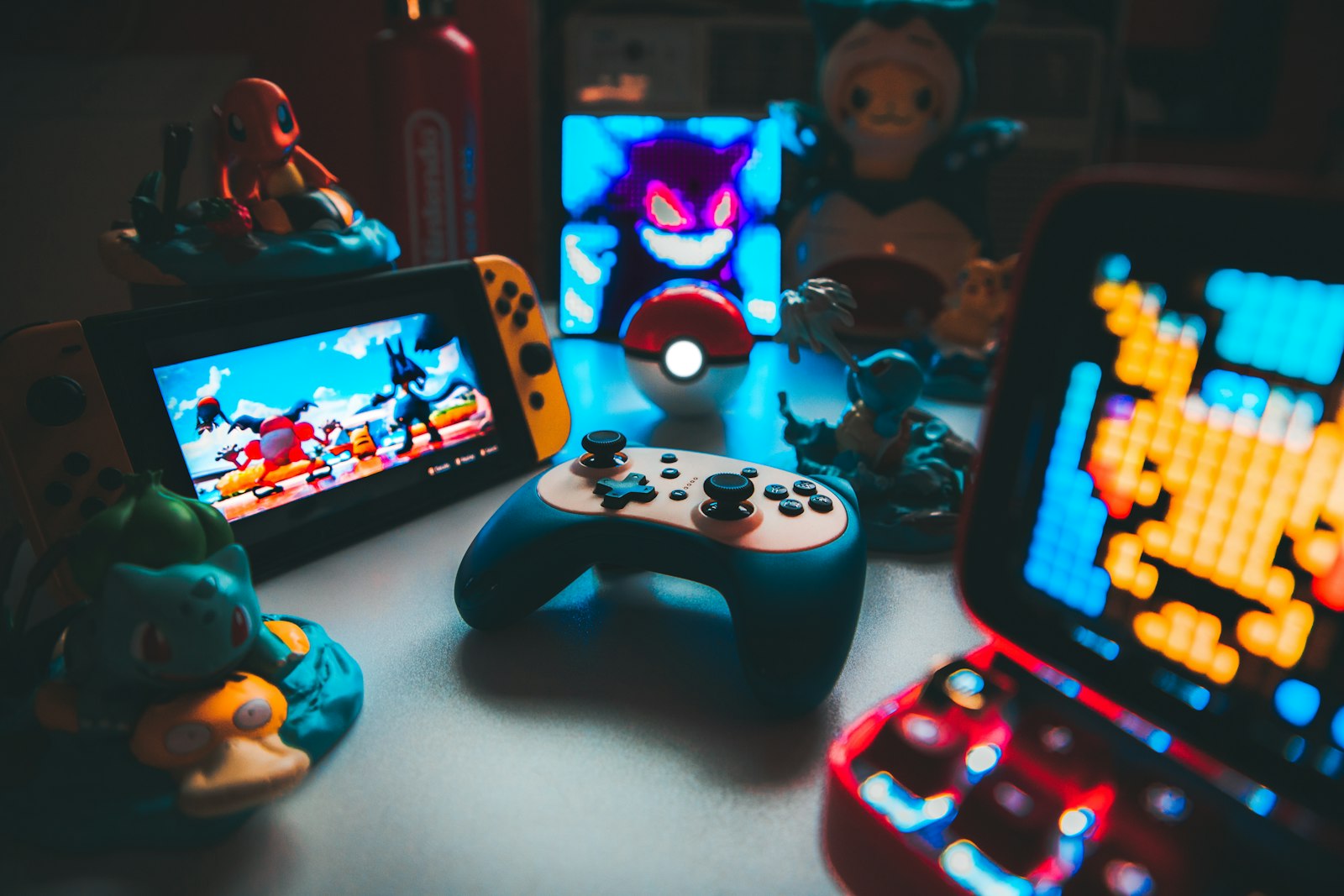 Console portatil de videogame com bonecos ao redor
