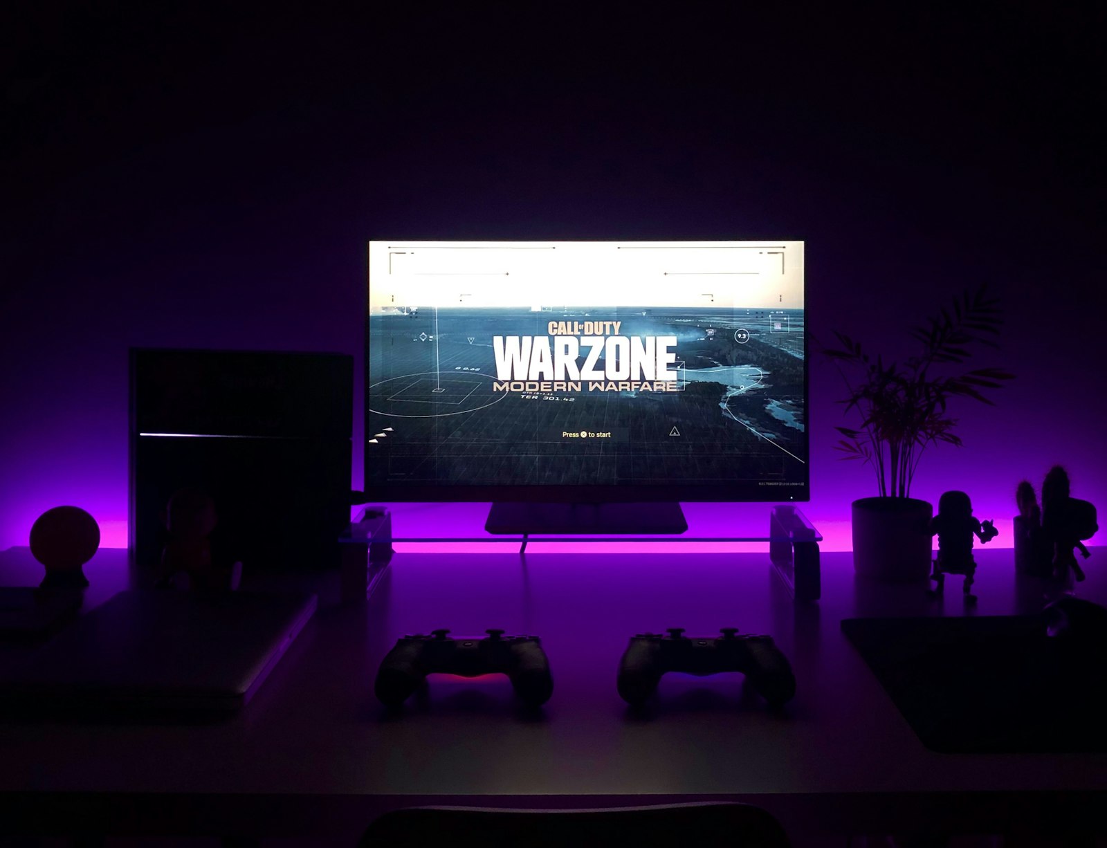 Setup de jogos com monitor e periféricos