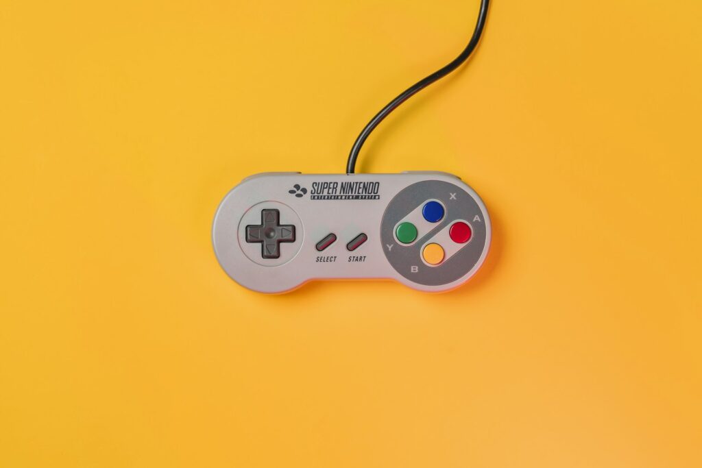 Controle de videogame retro sobre fundo escuro