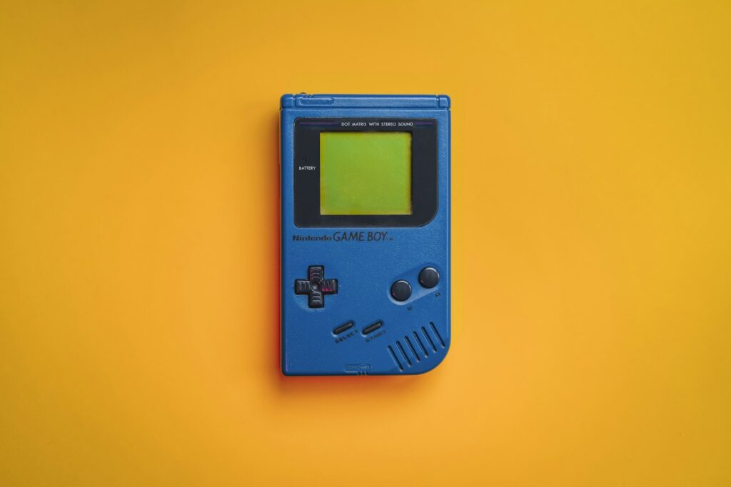 Game Boy Color azul visto de frente sobre fundo escuro