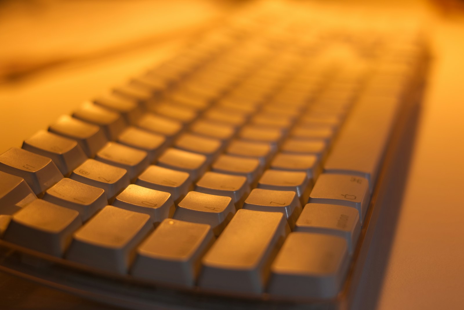 Close-up de teclado de computador bege no estilo dos primeiros PCs da IBM