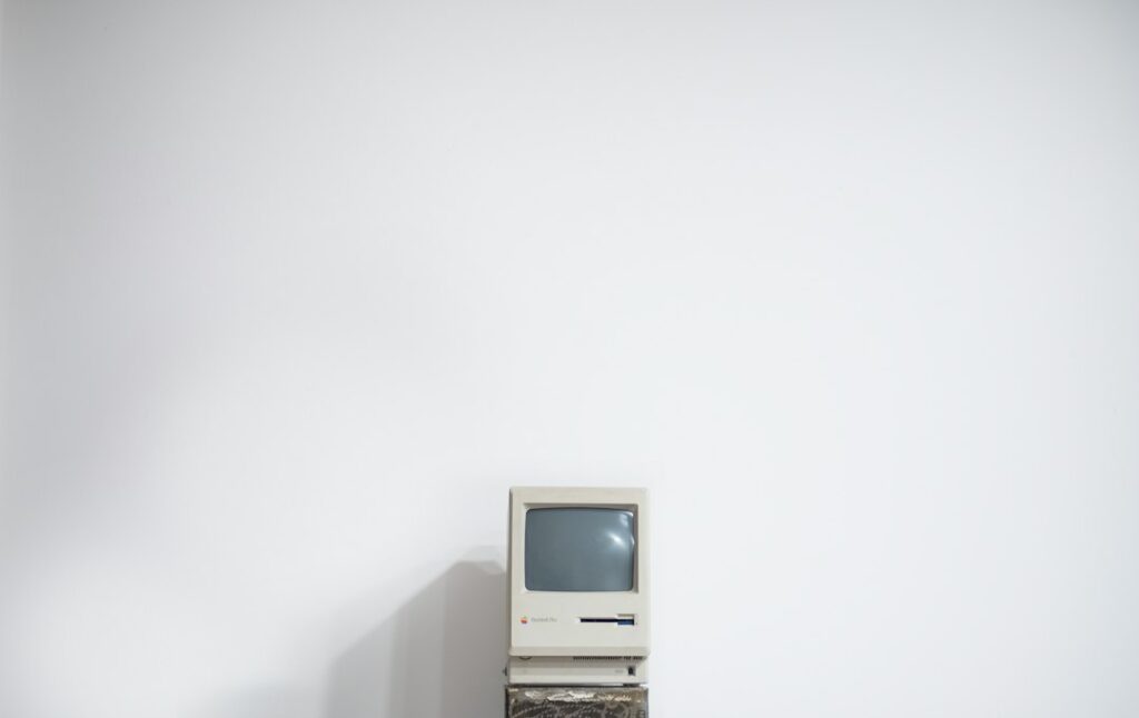 Monitor de computador antigo, representando era dos sistemas operacionais clássicos