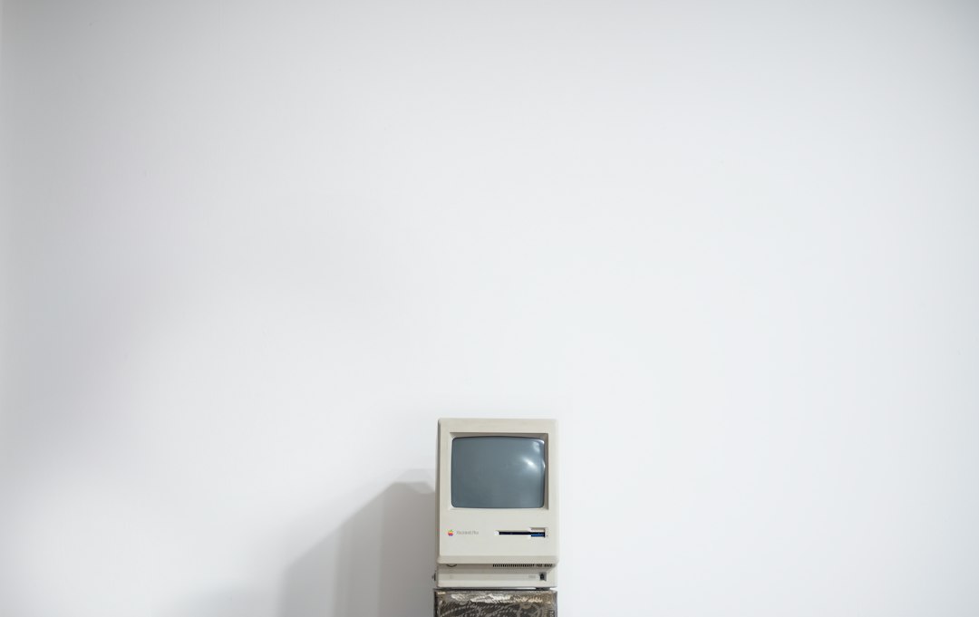 Monitor de computador antigo, representando era dos sistemas operacionais clássicos