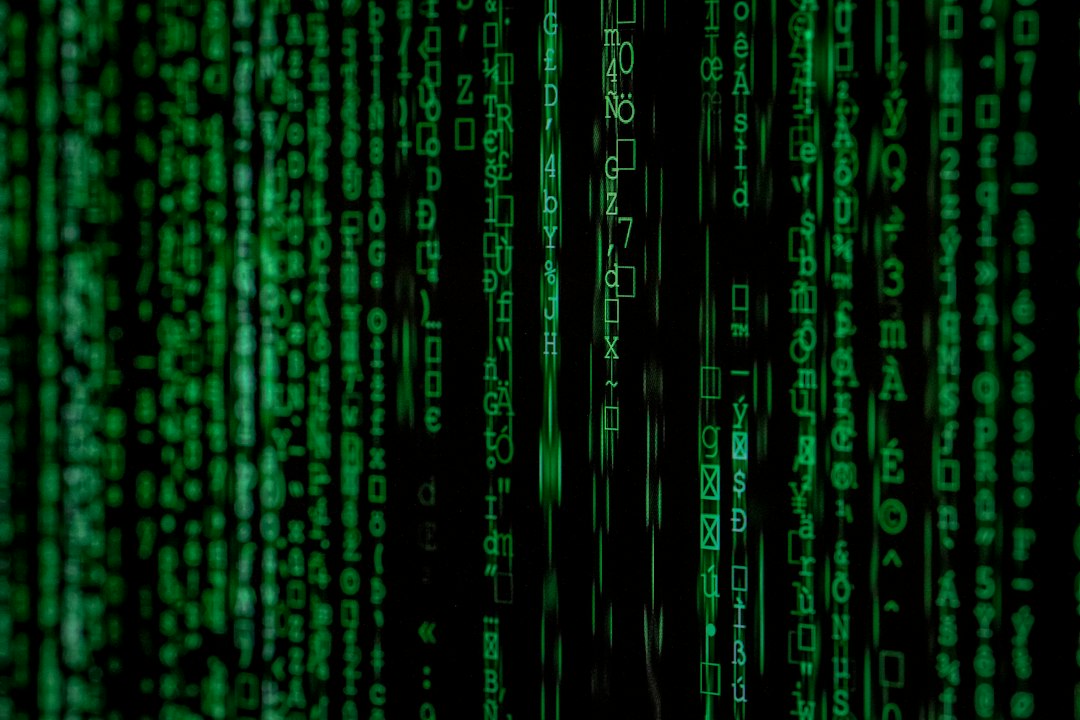 Código binário representando criptografia e decodificação