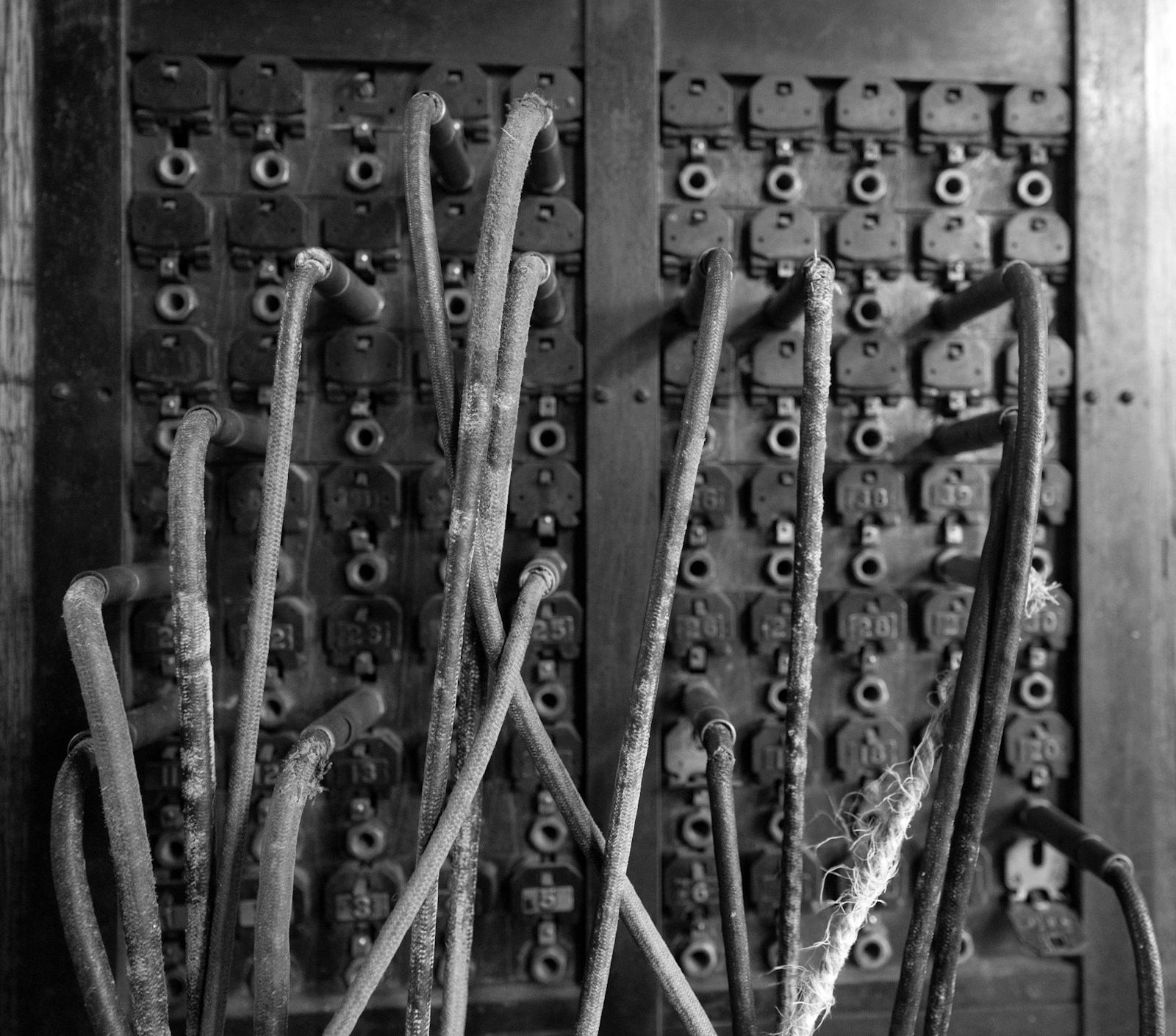 Antiga mesa telefônica (switchboard) com muitos fios conectados, remetendo às primeiras redes de comunicação à distância