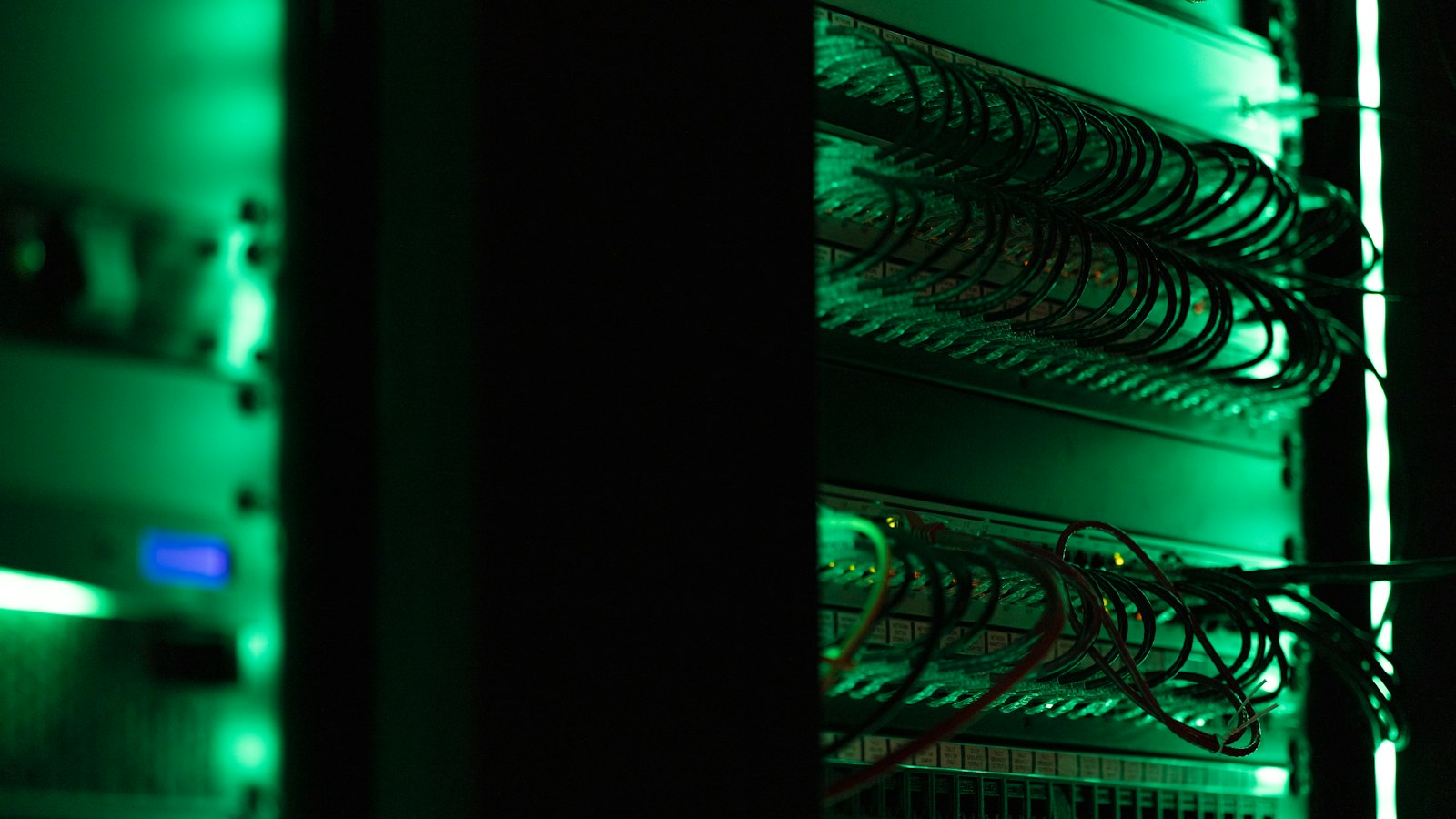 Sala de servidores com luzes azuis em exposição longa, remetendo a processamento paralelo
