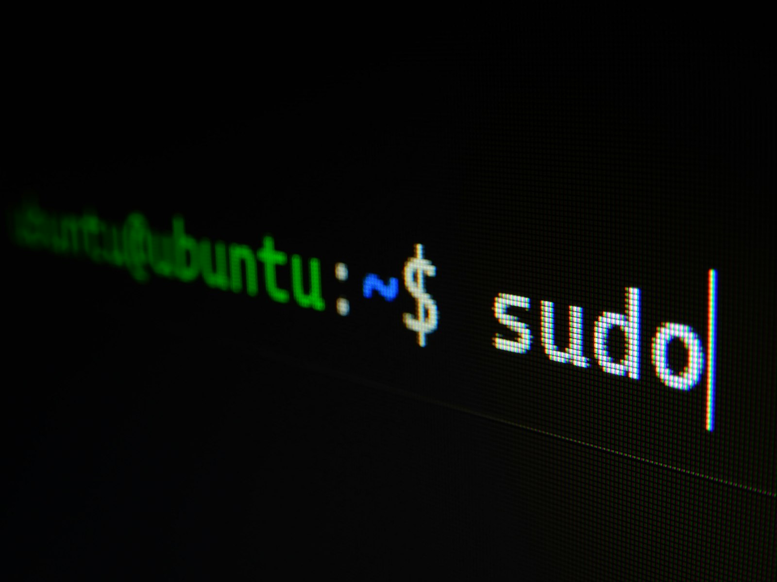 Tela de terminal com texto verde em close-up, remetendo a sistemas de código aberto