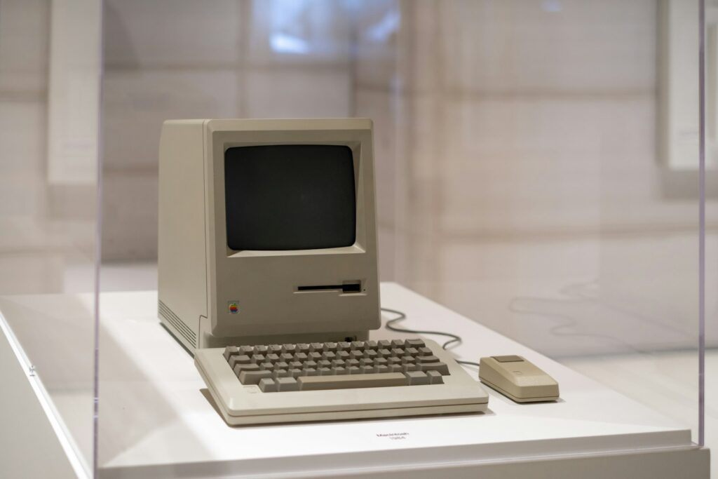 O Macintosh 128K original em exibição no museu da Apple Park