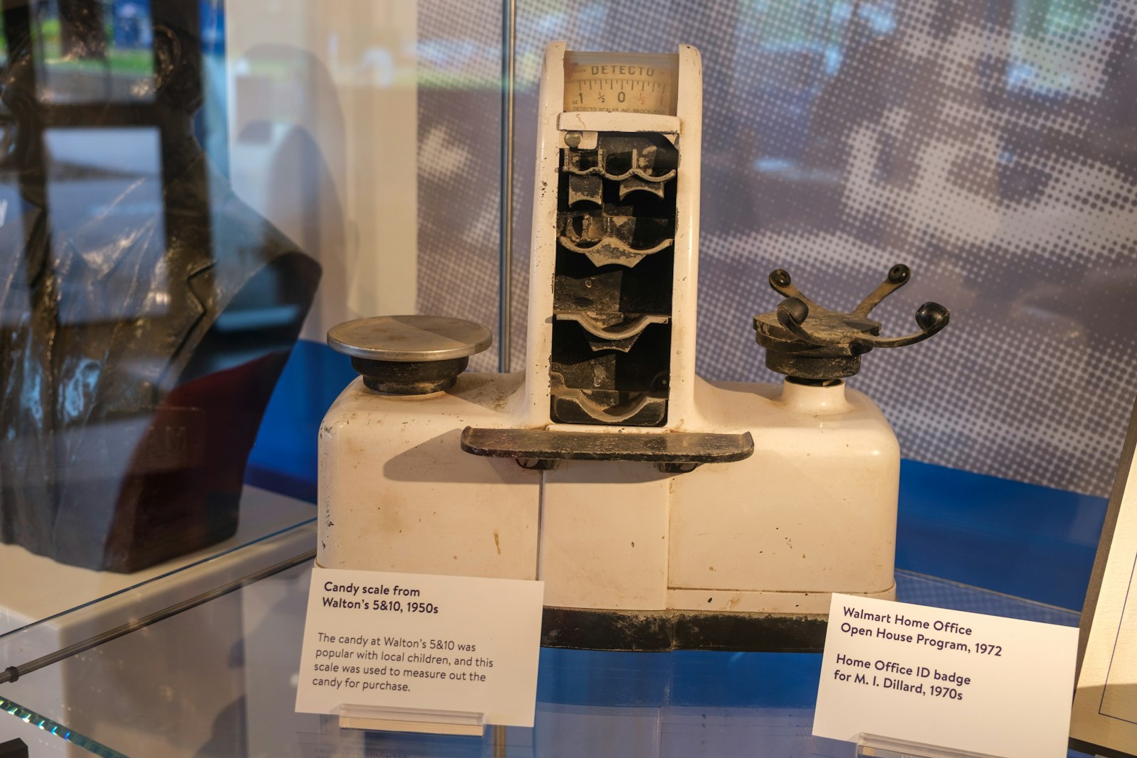 Exposição de tecnologia vintage em um museu, remetendo à preservação de hardware antigo