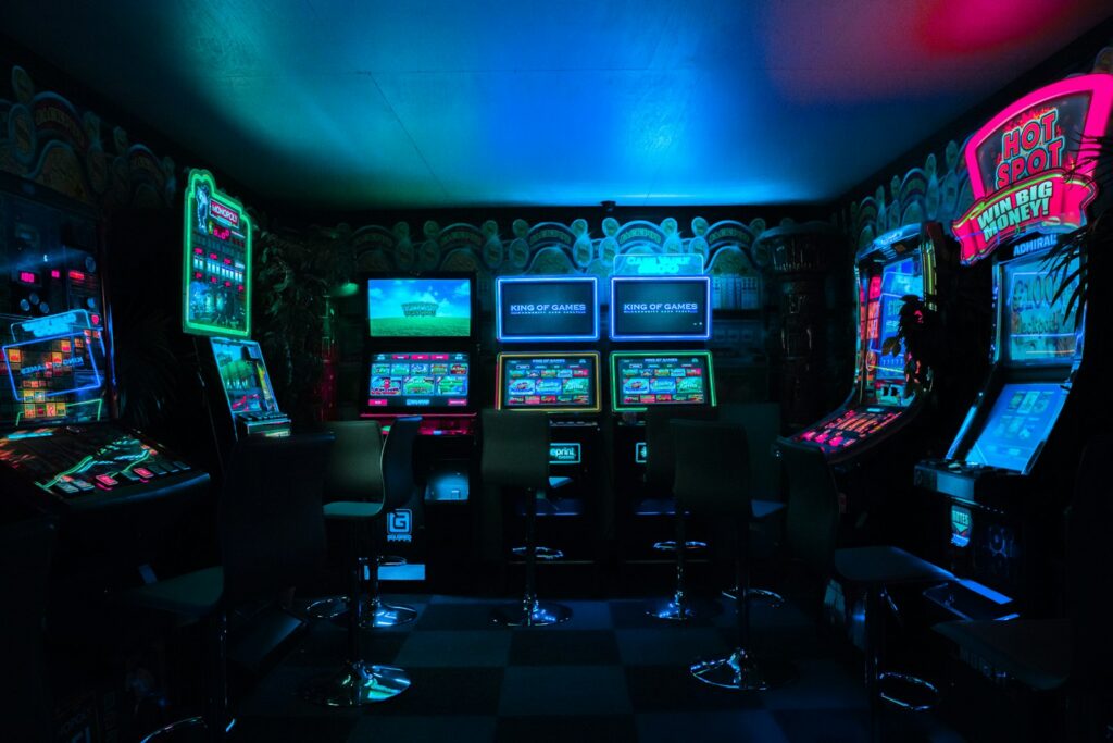 Fileira de máquinas de fliperama retrô iluminadas em um salão de arcade