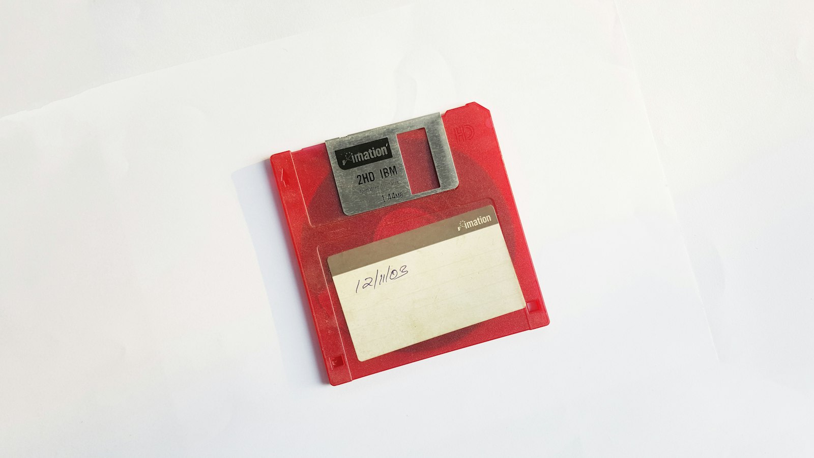 Disquete vermelho de 3,5 polegadas, outro meio de armazenamento comum na era dos computadores de 8 bits