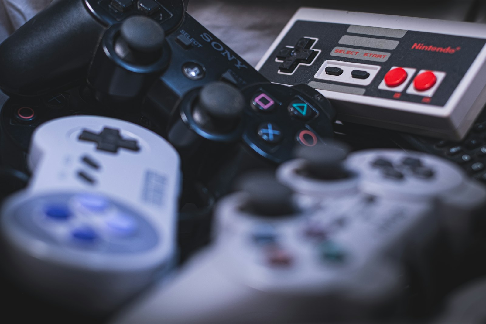 Controle de videogame retrô fotografado em primeiro plano
