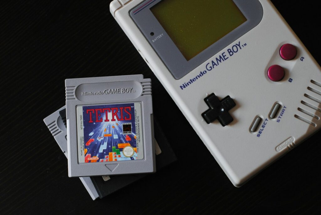 Cartucho de videogame retrô visto de perto, remetendo aos consoles dos anos 90